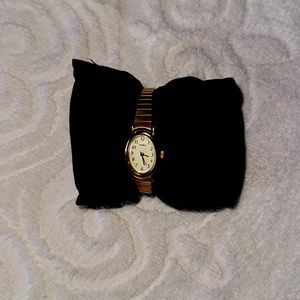 Great Timex Quality Ladies Watch Gold Tone Stainless Steel Vintage Stretch Band